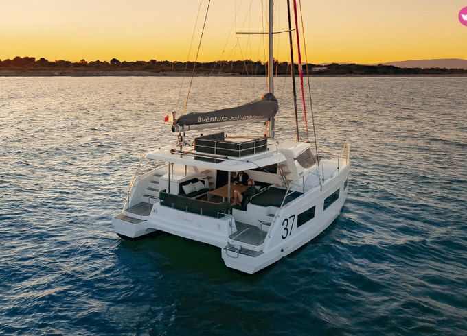 catamaran aventura 37