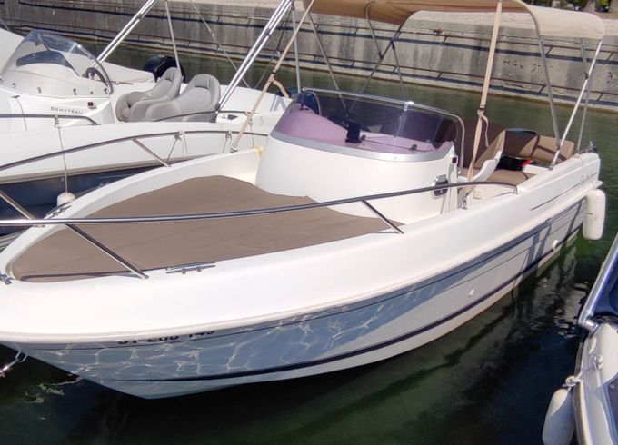 b2 marine cap ferret 552 open