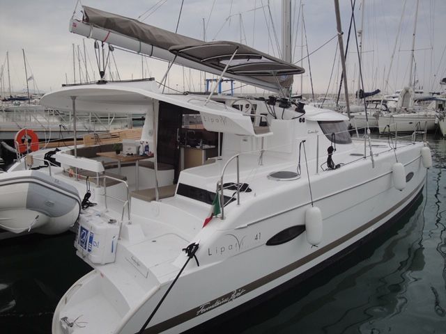 Sailing catamaran
