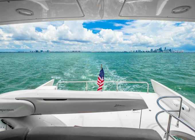 62’ Azimut Flybridge in Downtown Miami