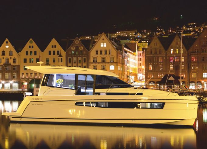 Platinum 989 Flybridge