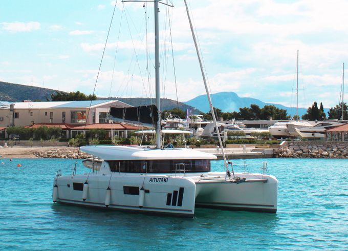 AITUTAKI  (AC in salon + generator)