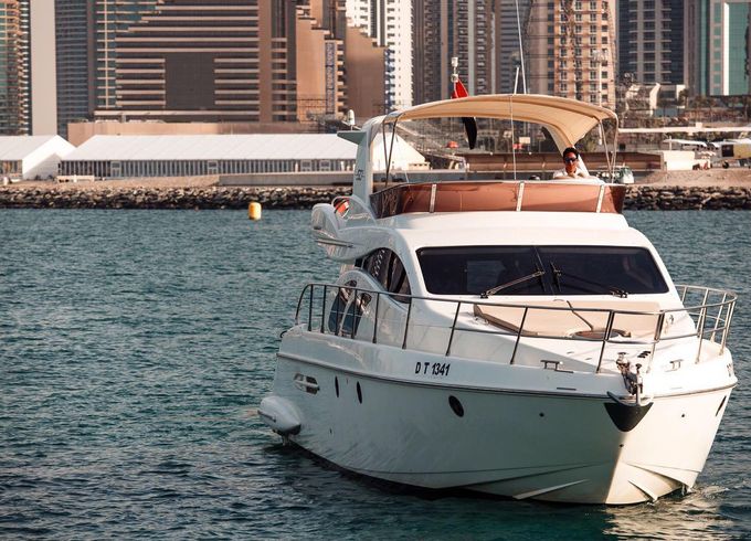 AZIMUT GRAND CREW