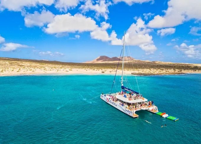 Catamaran “I Love La Graciosa”