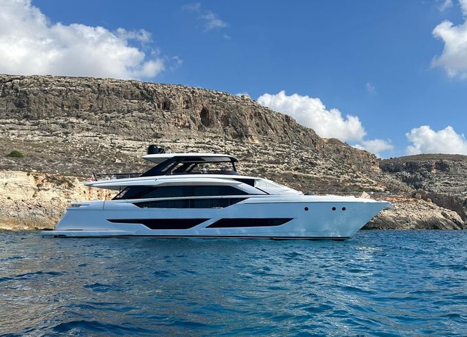 FERRETTI 860