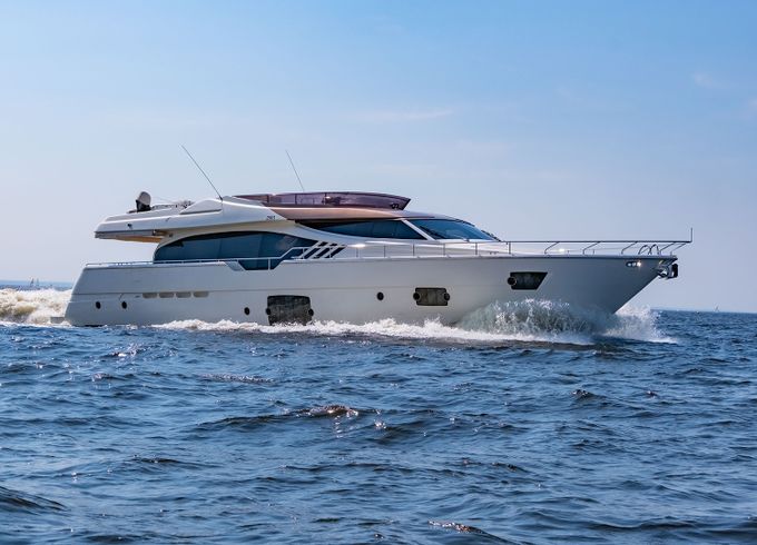 Ferretti 870