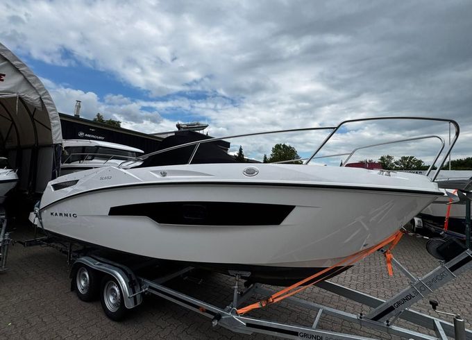 Karnic SL652 inkl. Yamaha F200XCA und Trailer