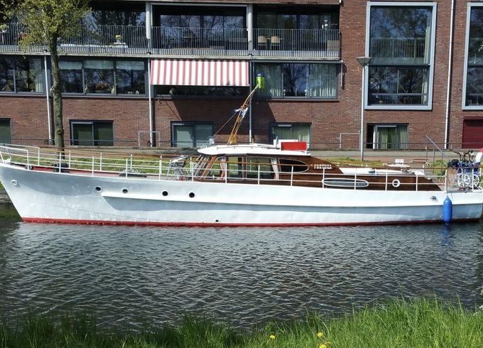 Klassiek motorjacht Directievaartuig