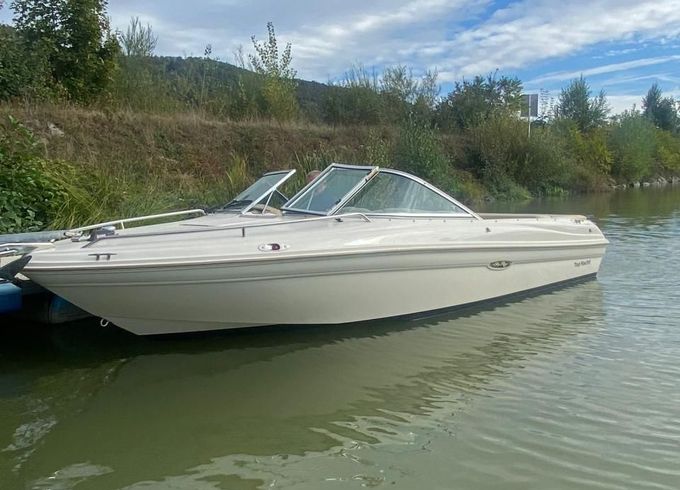 Sea Ray 180 Closed Bow
