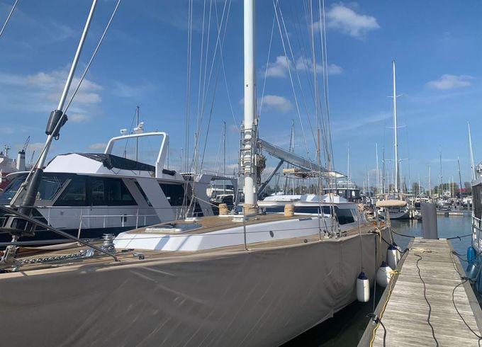 Lagoon Royal Pilot Saloon 65