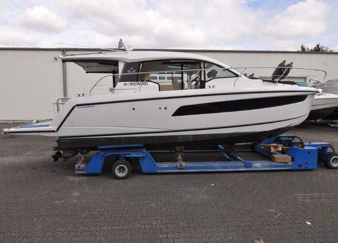 Sealine C 335