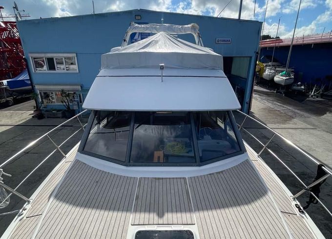 Carver 390 Cockpit
