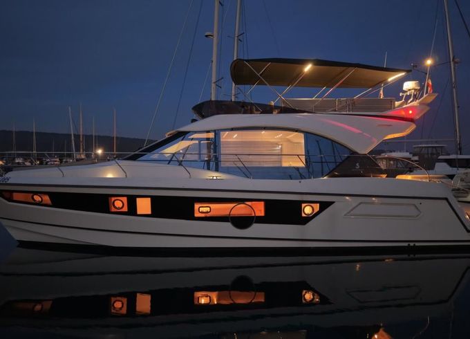 Monte Carlo Yachts MC52