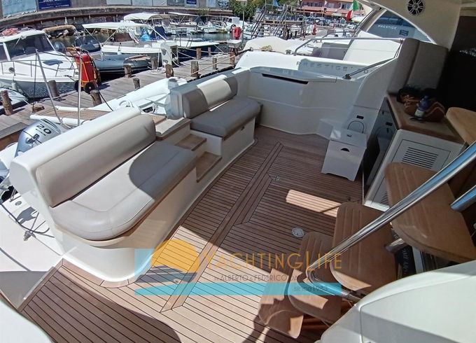 Ferretti 560