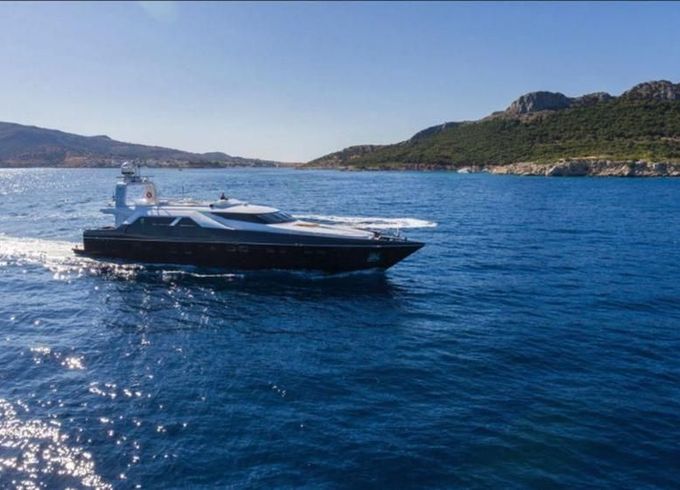 Devonport Yachts 42m.