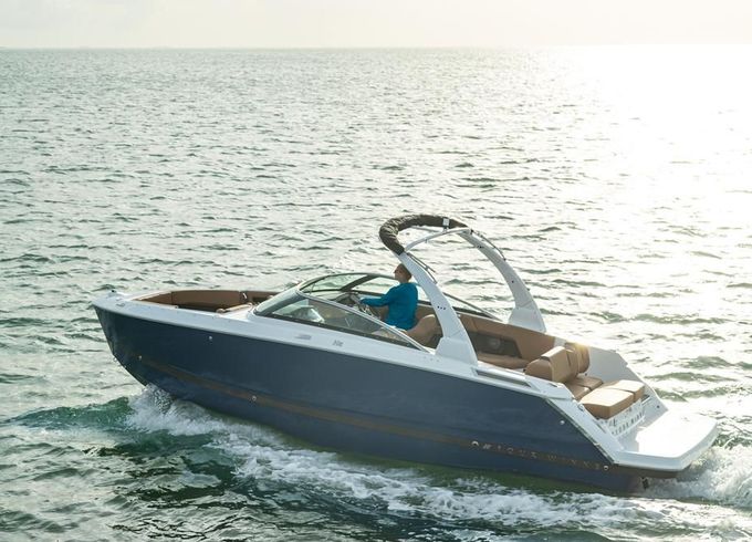 Four Winns H6 FWD Surf Edition