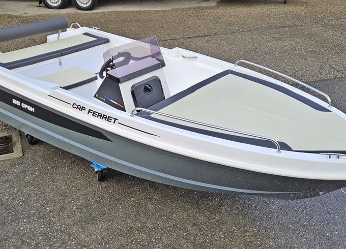 B2 Marine Cap Ferret 135 Open + Mercury 8 EFI