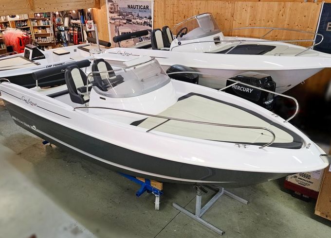 B2 Marine Cap Ferret 552 Sun Deck