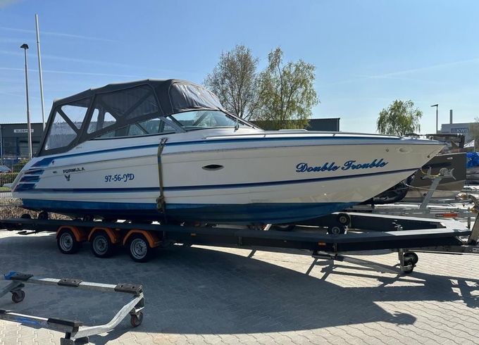 Formula F-280 SS Cuddy cabin