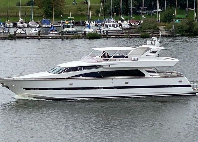 Elegance Yachts 82S