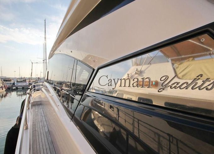 Cayman Yachts F520