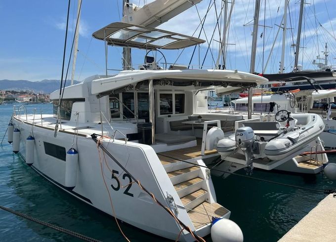 Lagoon 52