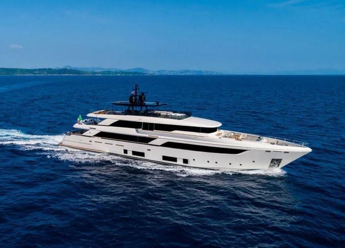 Ferretti Custom Line Navetta 42