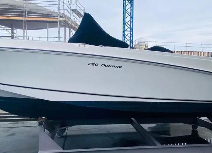 Boston Whaler 220 Outrage