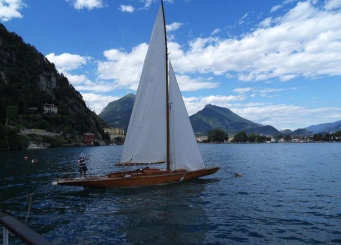 AL Custom Classic wooden boat