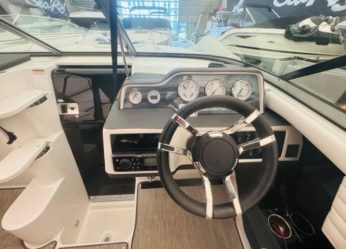 Regal Marine 2550 Cuddy
