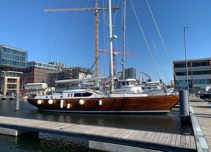 Lagoon Royal Pilot Saloon 65