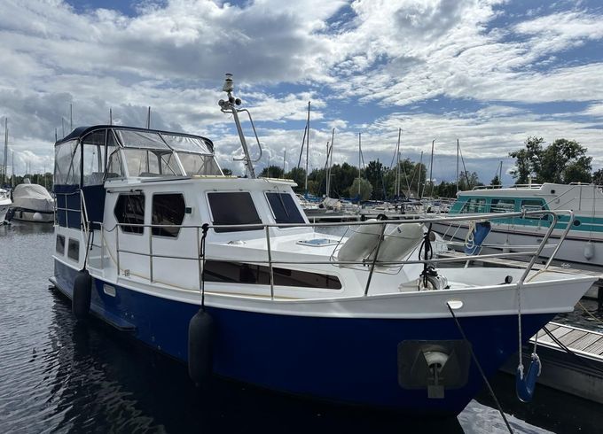 Motoryacht Hausboot Refit Liegeplatz