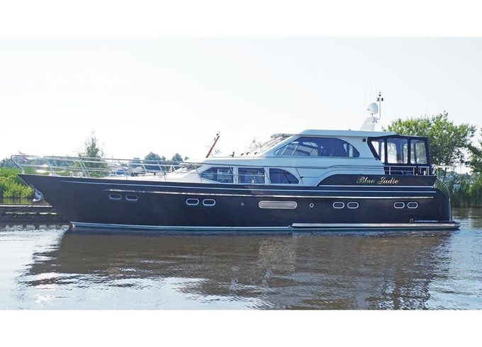 B. van den Hoven Van Den Hoven Exclusive 1500 LE