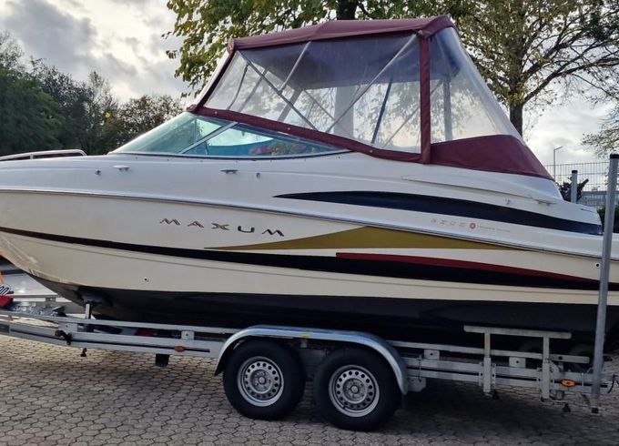 Maxum 2300SC Docking