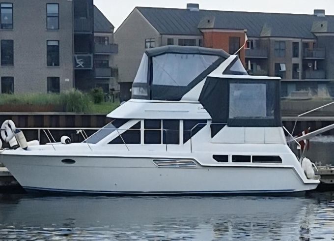 Carver 325 Flybridge Aft Cabin