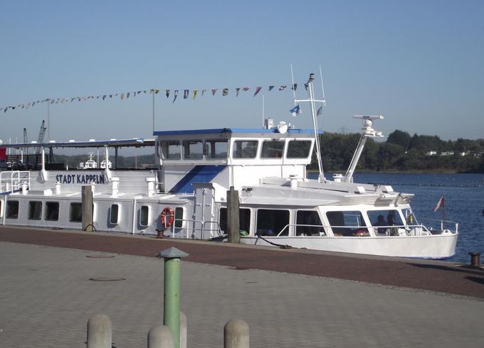 Fahrgastschiff / Hausboot
