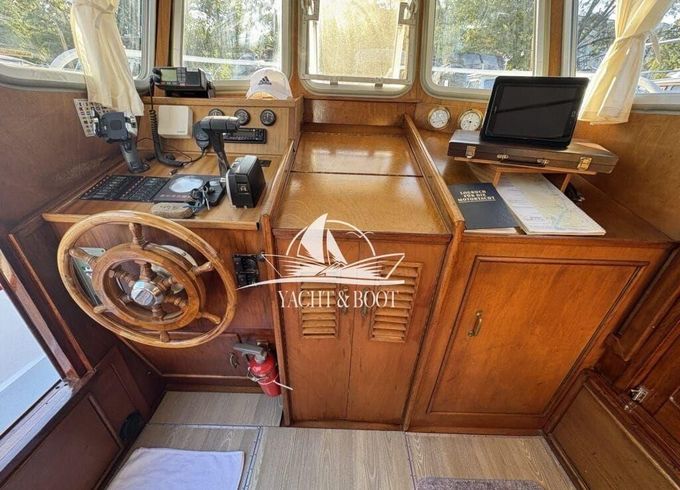Crowntrawler 830