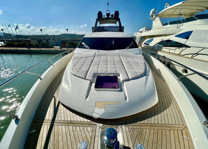 Ferretti 700
