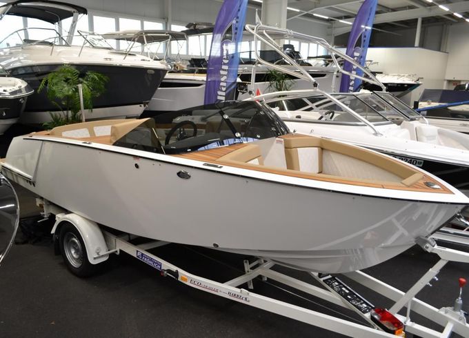 VTS Boats Flying Shark 5.7 Bowrider Deluxe