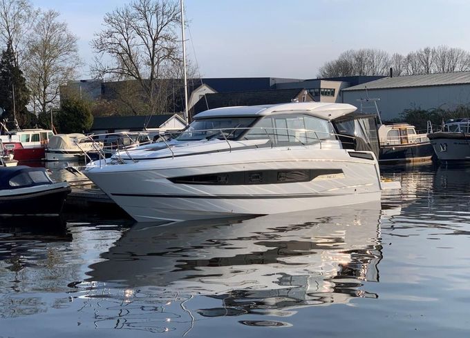 Jeanneau NC37 met slechts 87 uur!