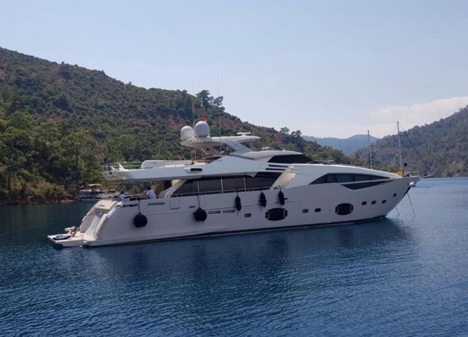 Ferretti Custom Line 100
