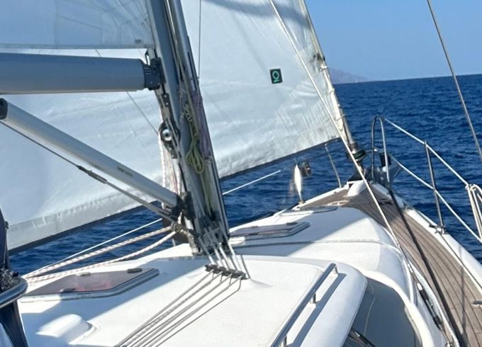 HuntYachts HUNTER 45DS | strong deck saloon yacht