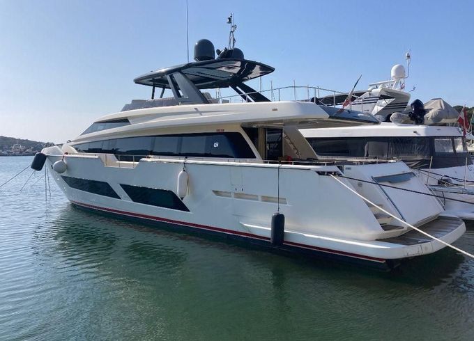Ferretti 850 HT