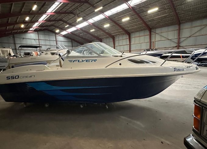 Beneteau Flyer 550 Cabin med trailer og