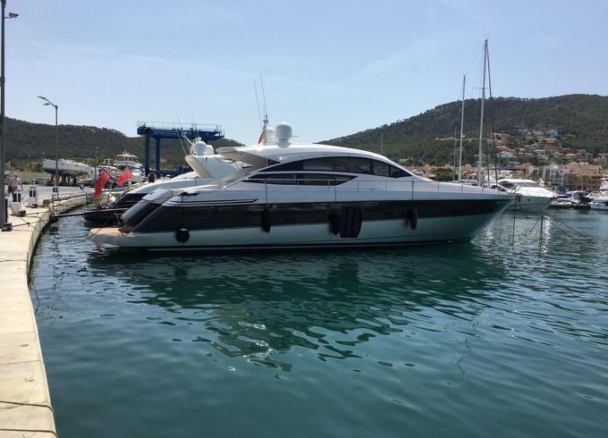 Pershing 64