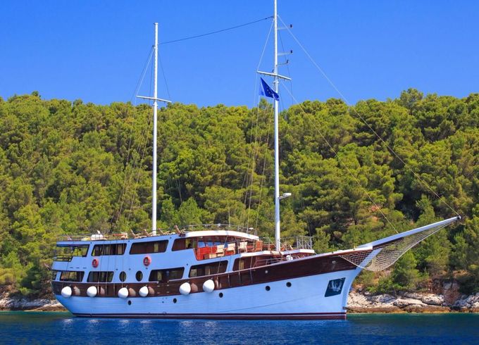 Marina Vinici Wooden Schooner Cruise Shi