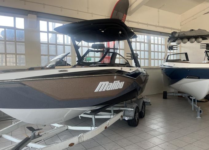 Malibu 22 LSV End of Season Deal