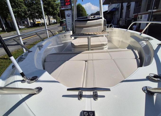 Boston Whaler 220 Dauntless