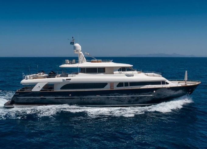 Ferretti Custom Line Navetta 30
