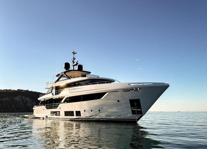 Ferretti Custom Line Navetta 38m